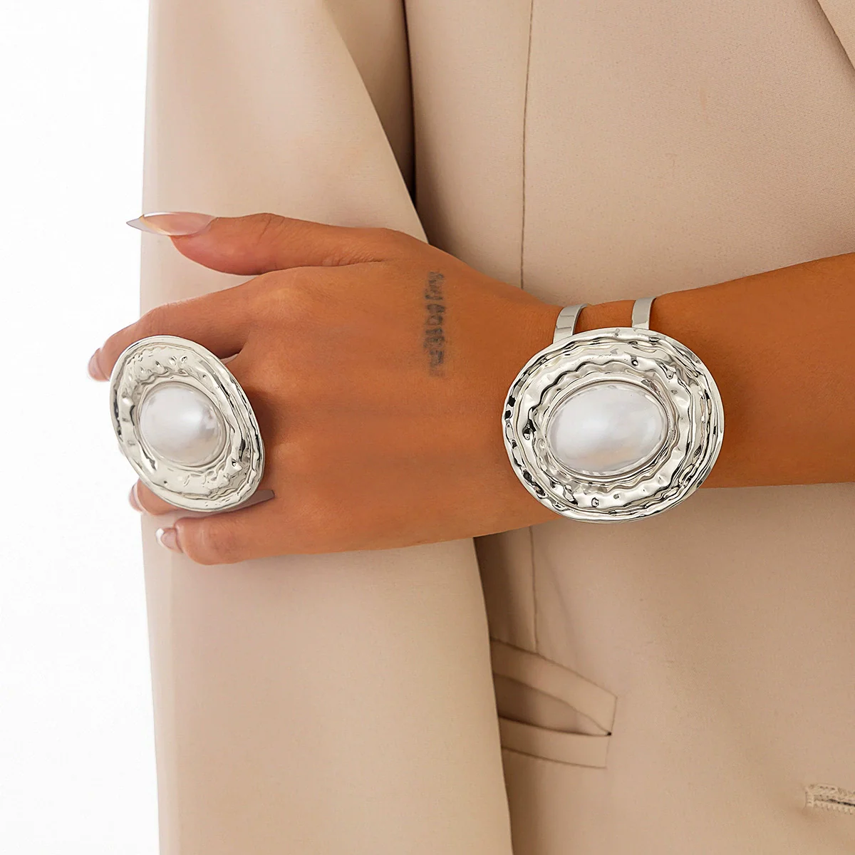 Exaggerated Geometric Oval Wide Bracelet Iron Imitation Pearl Electroplated - Image 2