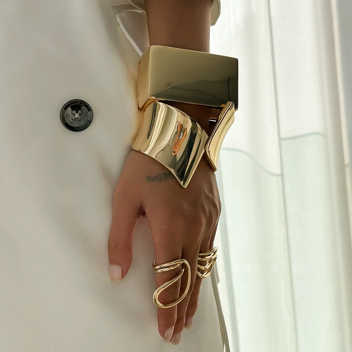 Exaggerated Irregular Square Alloy Bracelet With Electroplating - Image 4
