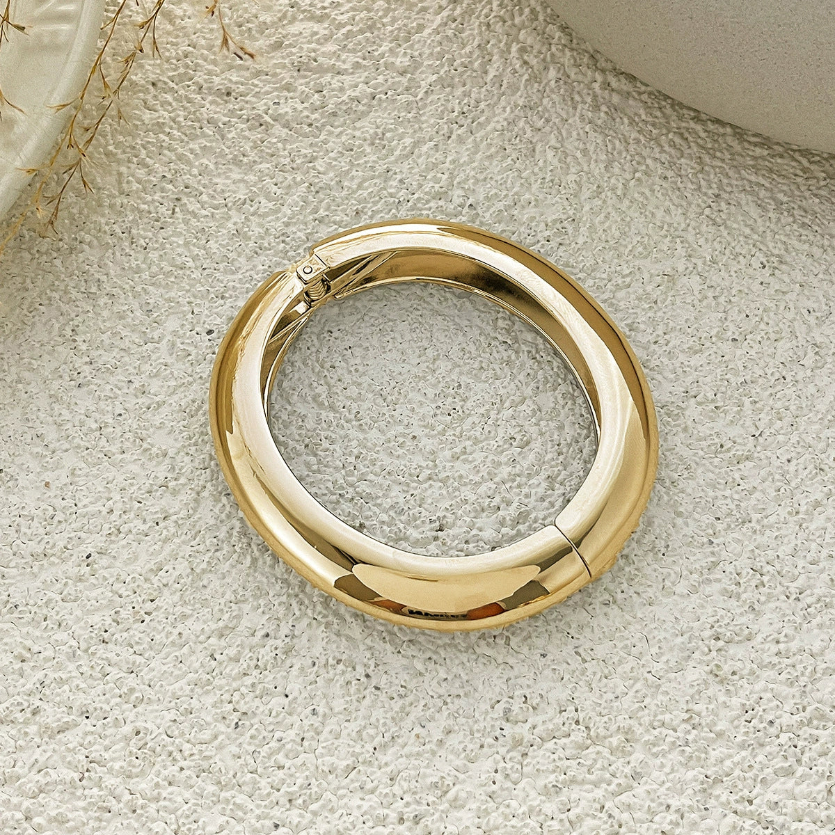 Exaggerated Metal Geometric Irregular Cutout Bracelet For Women With Electroplating - Image 4