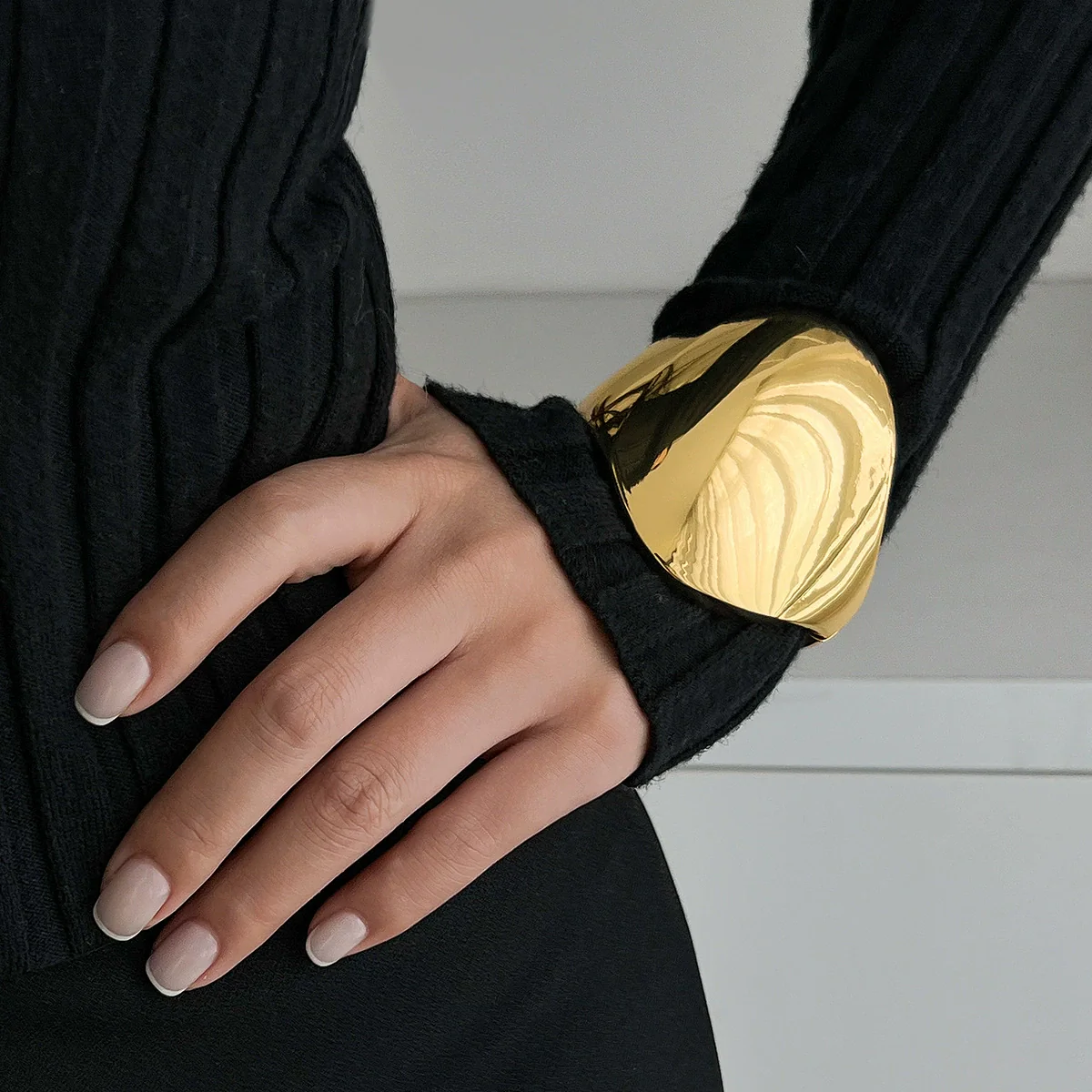 Exaggerated Metal Irregular Smooth Spring Electroplated Bracelet For Women - Image 3