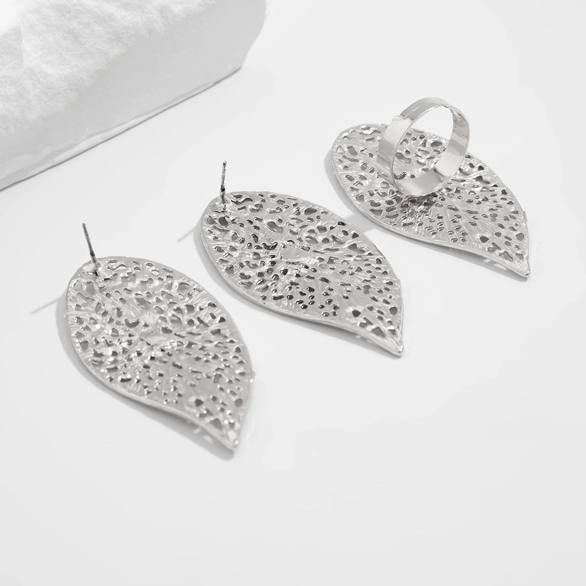 Exaggerated Zinc Alloy Imitation Pearl Earrings With Electroplating Treatment - Image 3