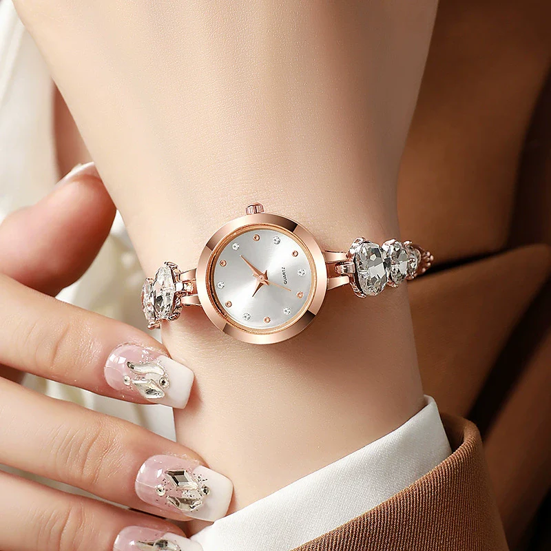 Fashion Diamondencrusted Love Bracelet Watch Alloy Round For Women - Image 3