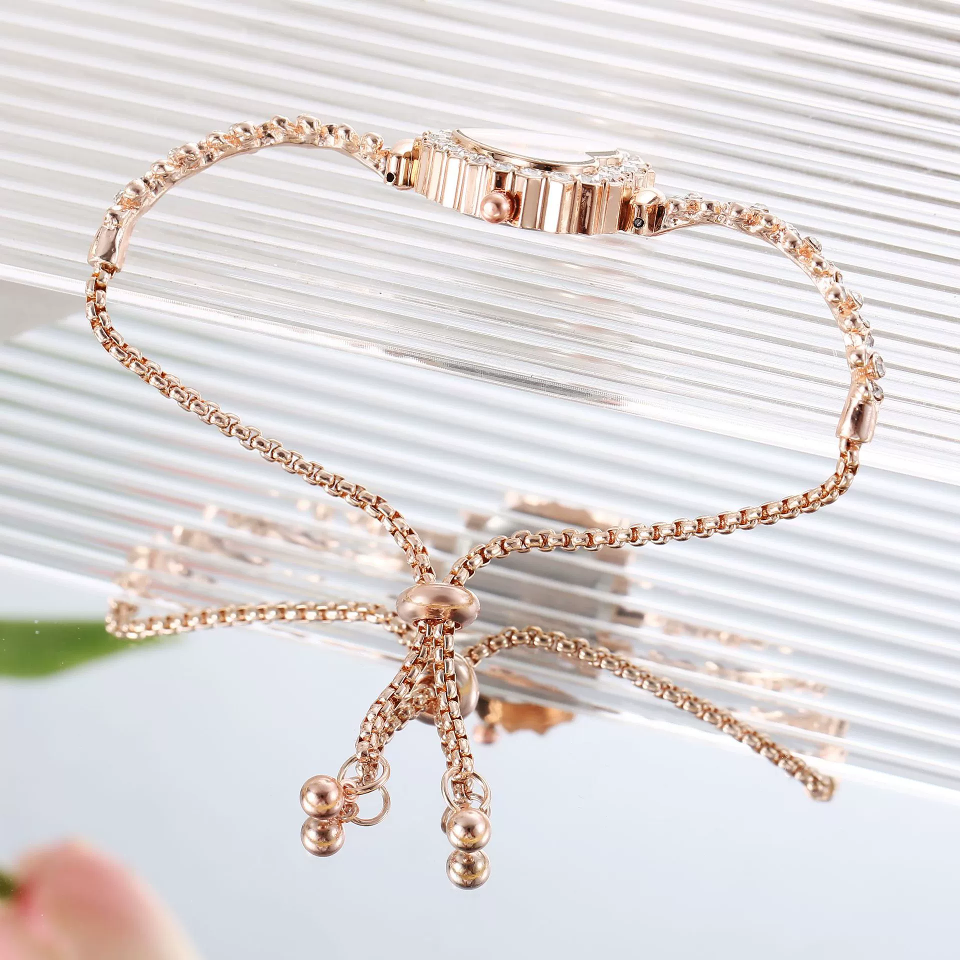 Fashion Flower Women's Bracelet Watch With Diamondembedded Heart Color Dial Alloy Strap And Metal Case - Image 4