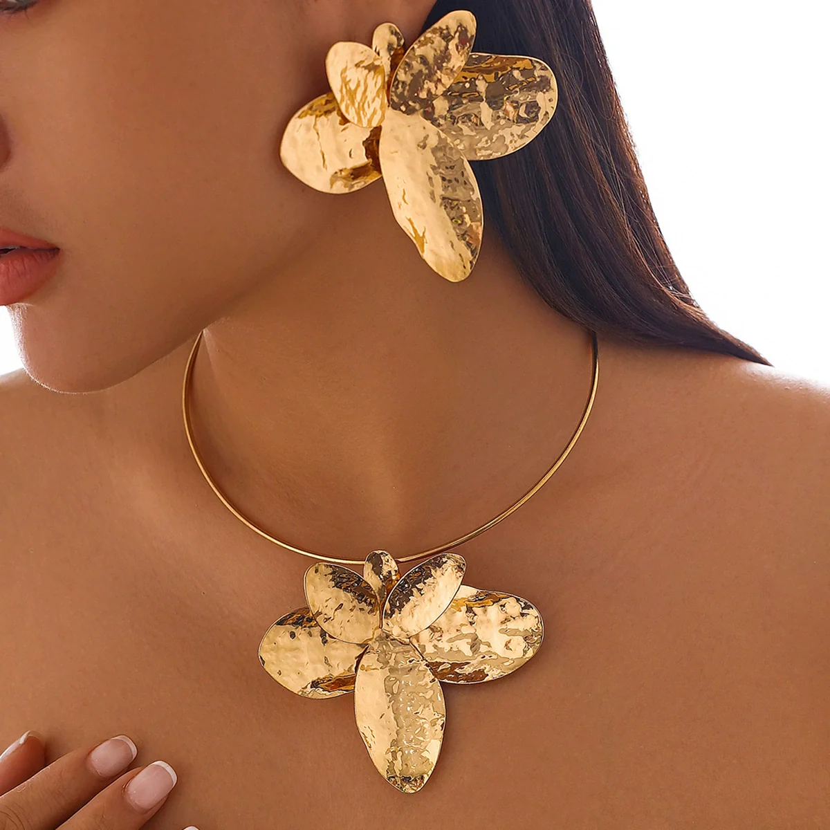 Fashion Irregular Metallic Petal Alloy Flower Collarbone Necklace With Electroplating Treatment