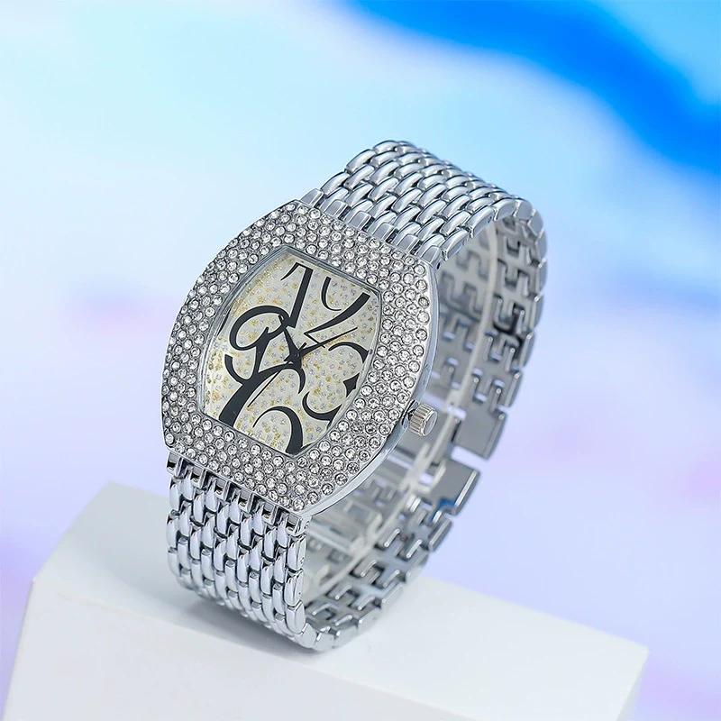 Fashion Metal Women's Watch With Barrel Dial And Jewelry Buckle - Image 3