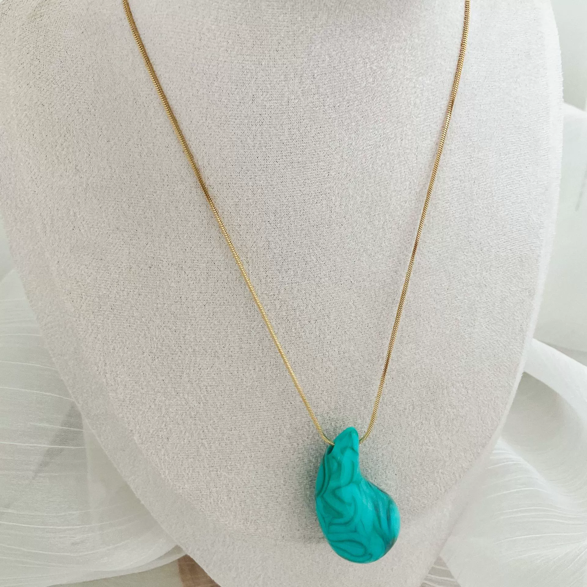 Fashion Minimalist Acrylic Water Drop Pendant Necklace With Stainless Steel Electroplated 18K Gold Snake Bone Chain - Image 8