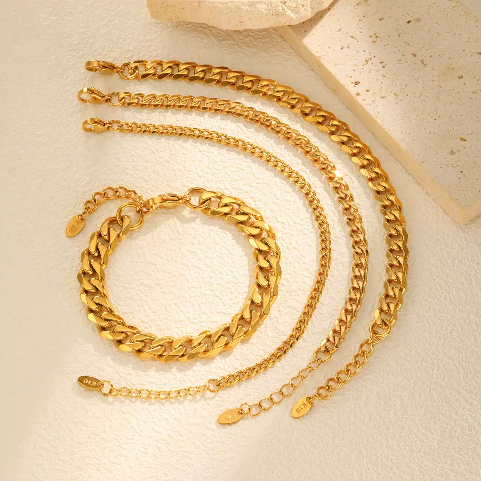 Fashion Simple Stainless Steel Women's Golden Electroplated Bracelet - Image 3