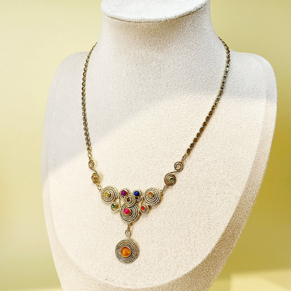 Fashion Stainless Steel Heavy Industry Necklace For Women With Metal Stitching Line Inlaid With Natural Stone And Electroplating Plants And Flowers Style