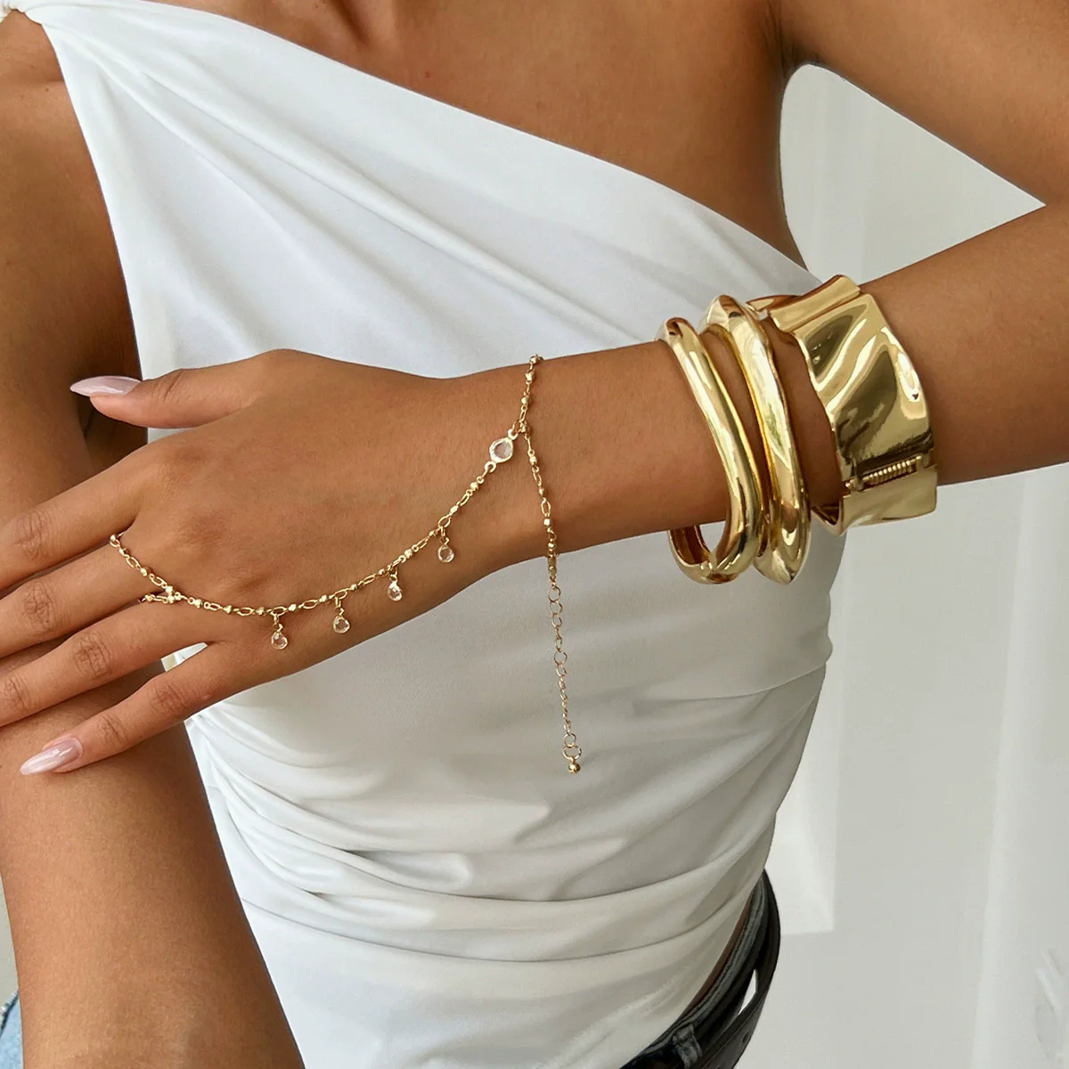 Fashion Textured Metal Pleated Glossy Ins Style Crystal Chain Finger Bracelet For Women With Electroplating - Image 3