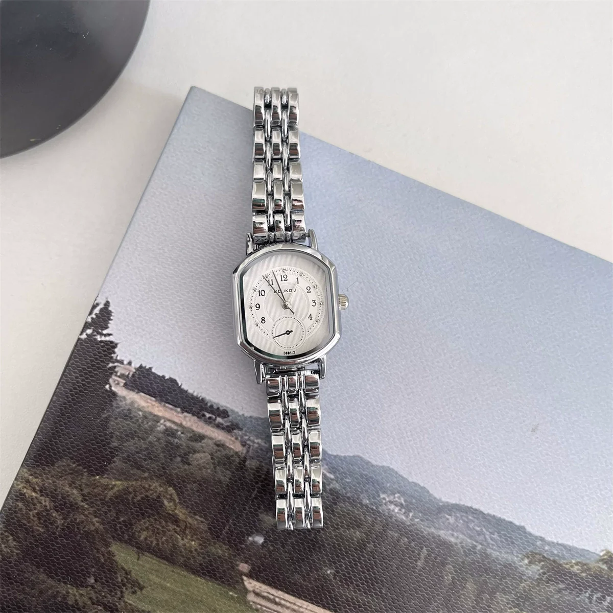 Female Student Fashion Light Luxury Square Dial Stainless Steel Band Alloy Case Quartz Watch - Image 3