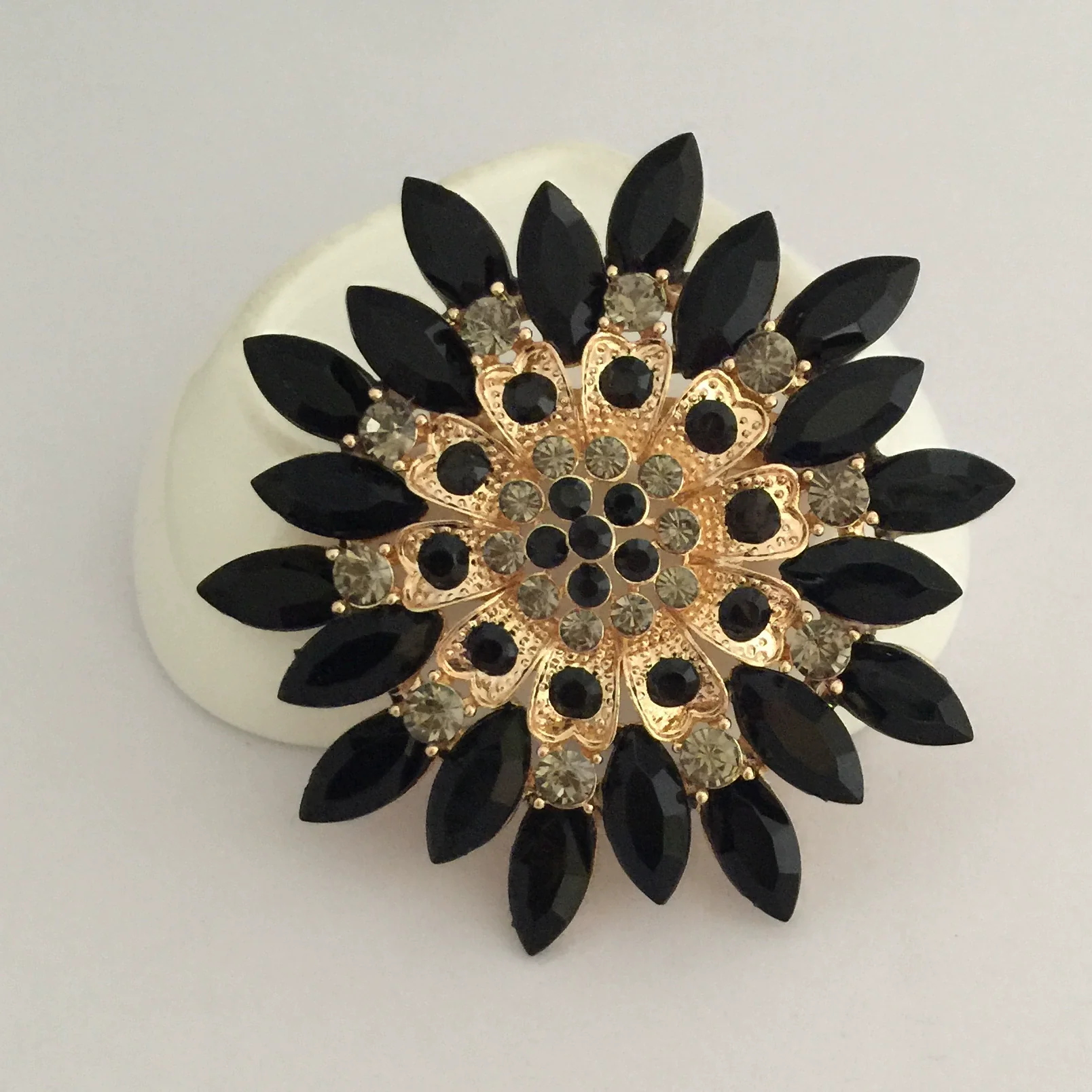 Flower Encrusted Alloy And Acrylic Brooch Electroplated Women's And Unisex Clothing Accessory - Image 12