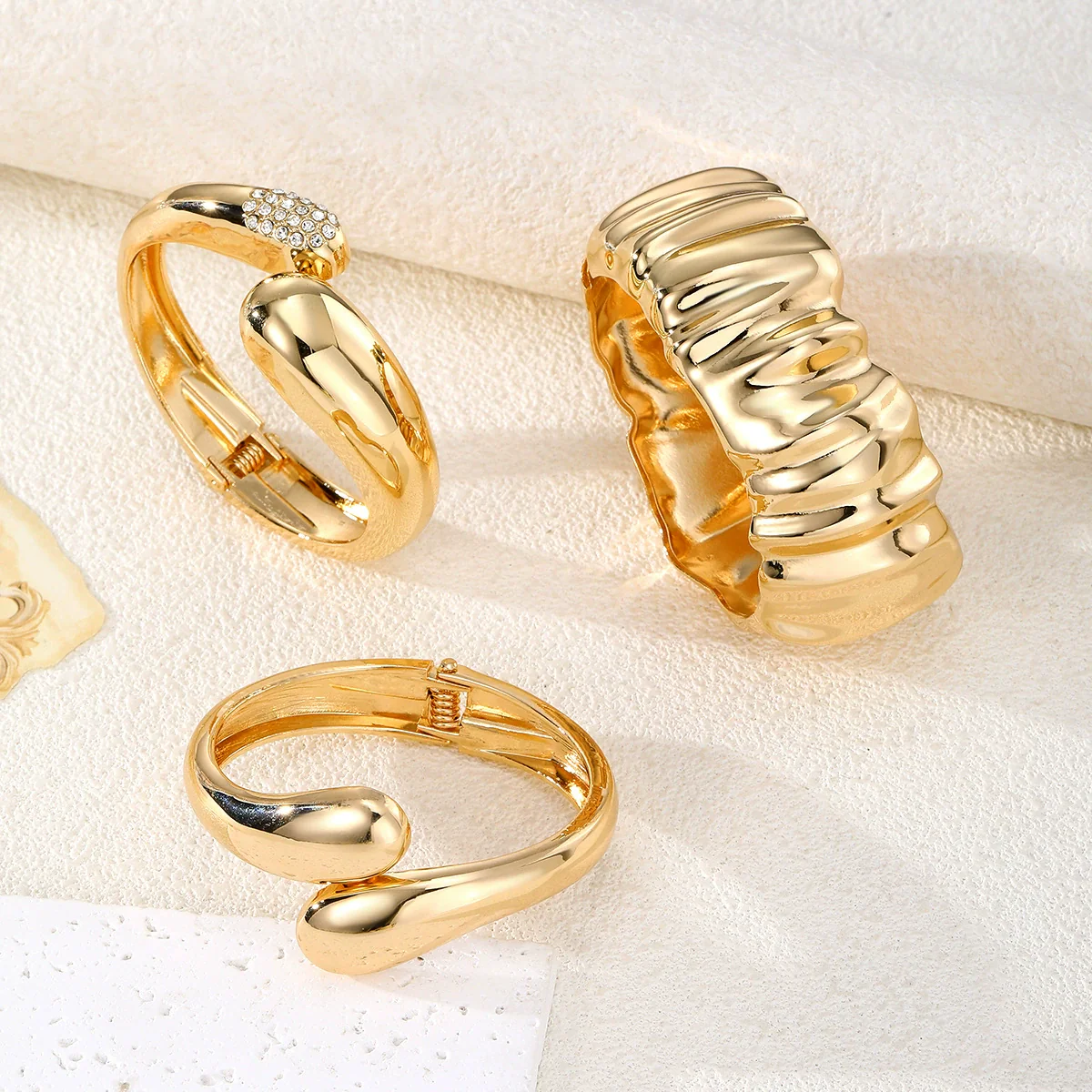 Geometric Irregular Exaggerated Metal Bracelet For Women With Electroplating And Liquid Metal Glow Surface And Water Drops Design - Image 4