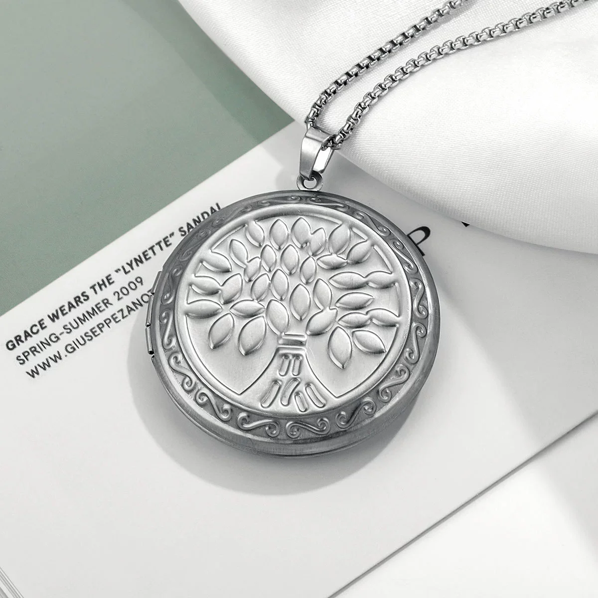 Jewelry Accessories Stainless Steel Round Photo Box Pendant Vintage Embossed Pattern 18K Electroplated - Image 3