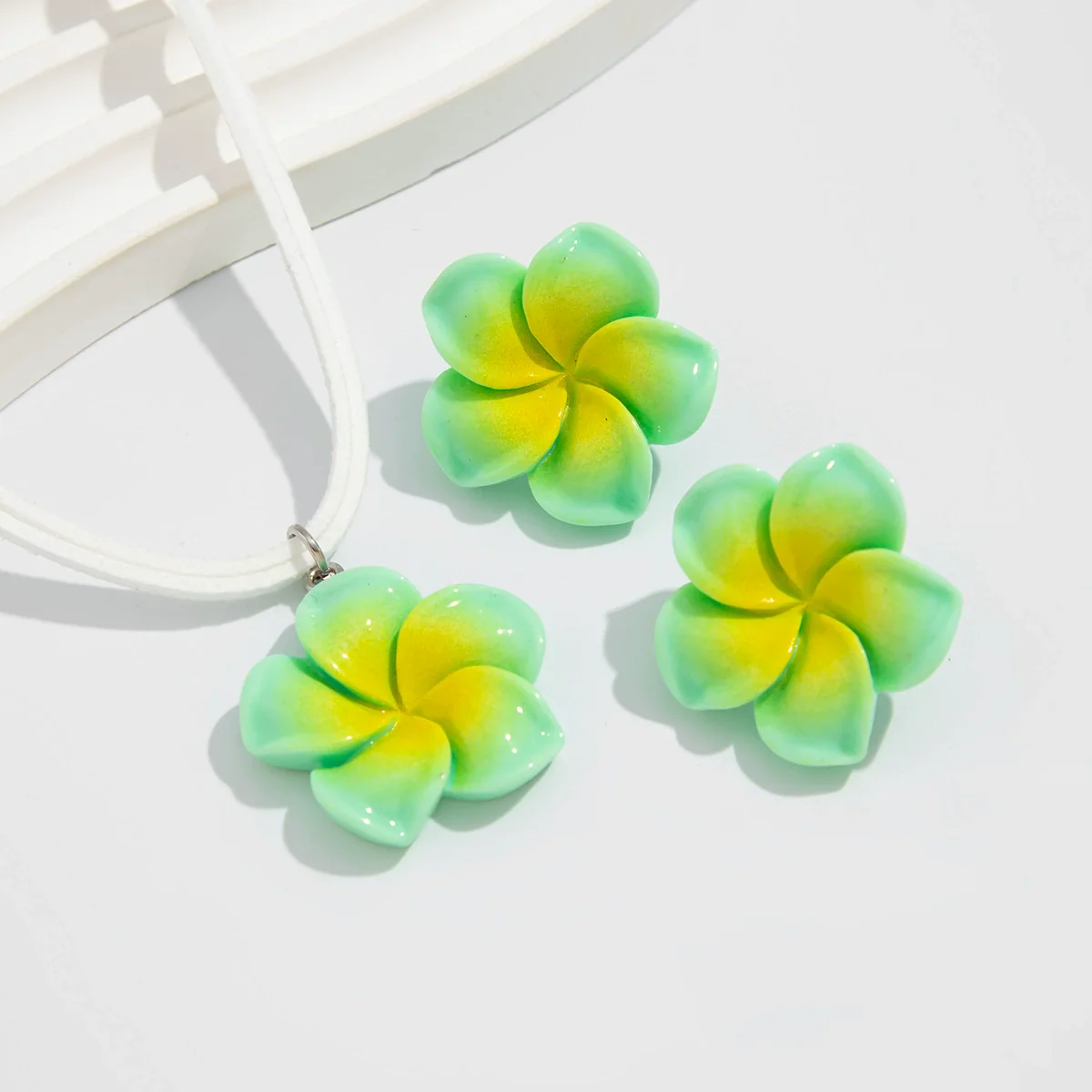 Jewelry Acrylic Dopamine Plum Pendant Necklace With Electroplating Flower Design Clavicle Chain For Women - Image 11