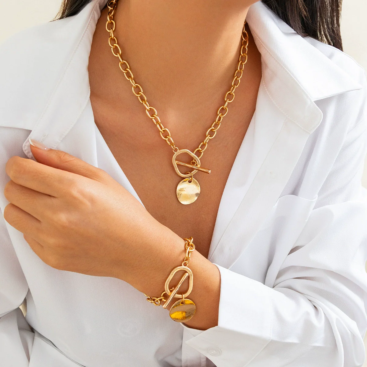 Jewelry Alloy Aluminum Clavicle Chain U Shape Metallic Disc Pendant Minimalist Electroplating Necklace Set For Women
