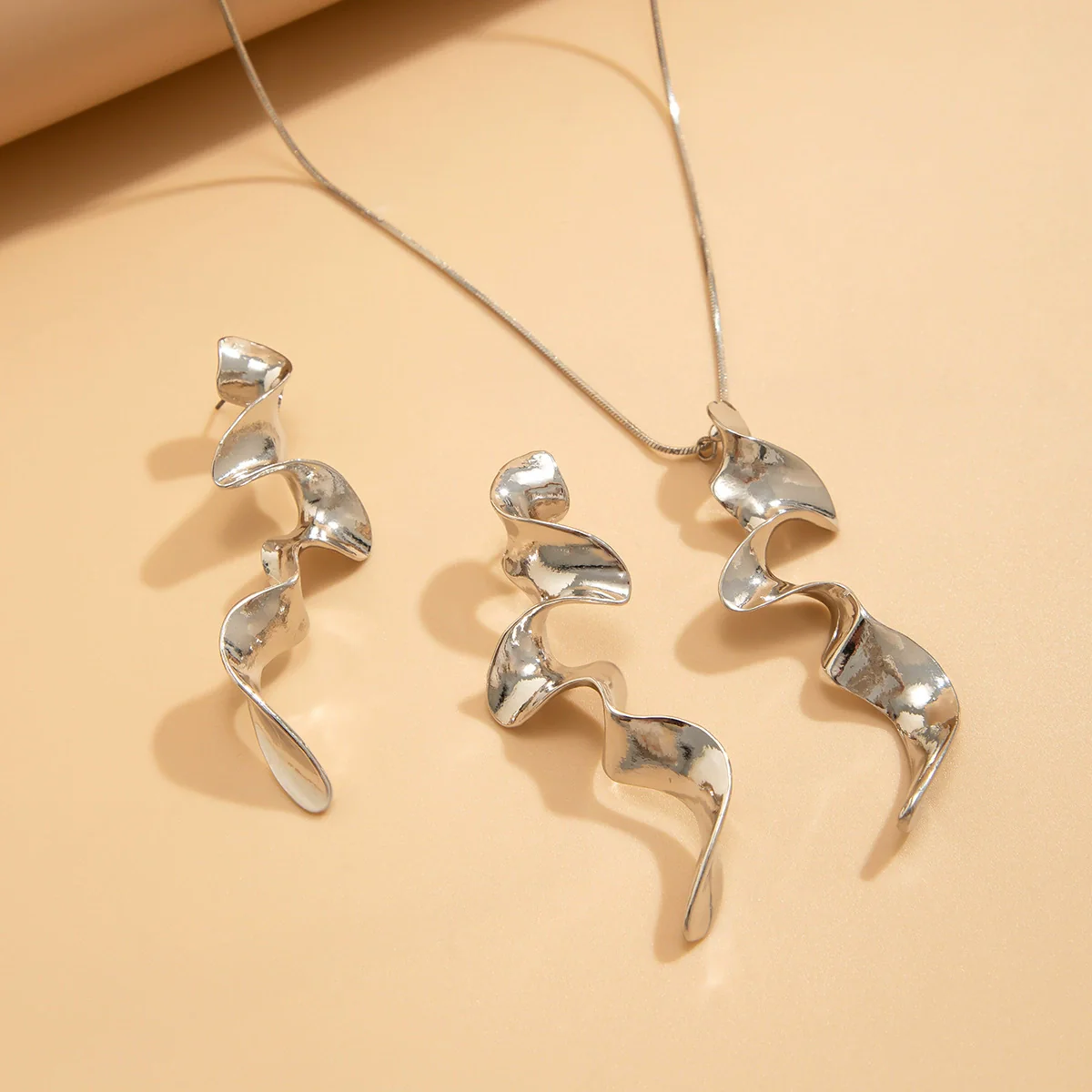 Jewelry Alloy Geometric Twisted Design Electroplating Necklace For Women - Image 4
