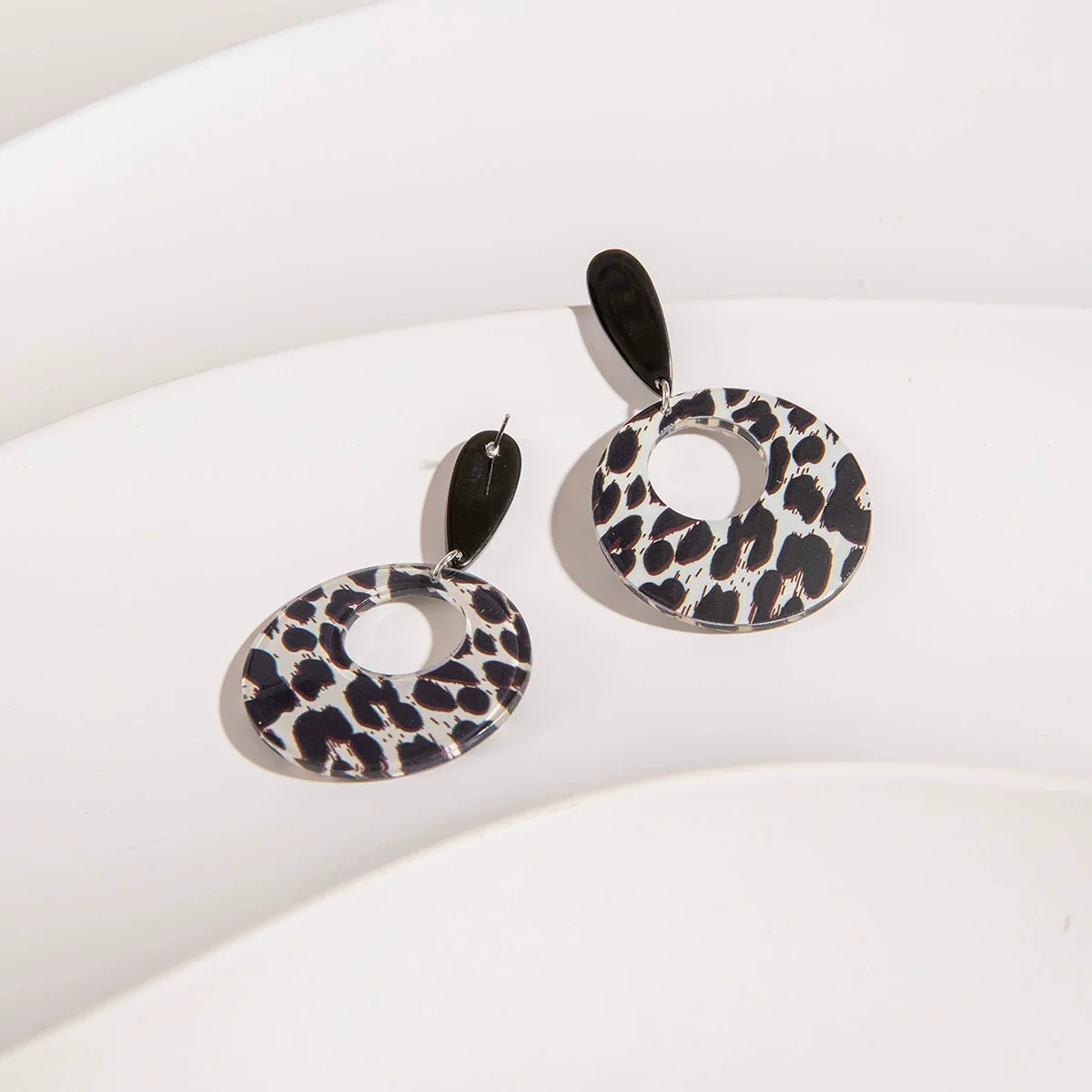 Jewelry Alloy Round Short Earrings With Black And White Color And Electroplating Treatment - Image 11