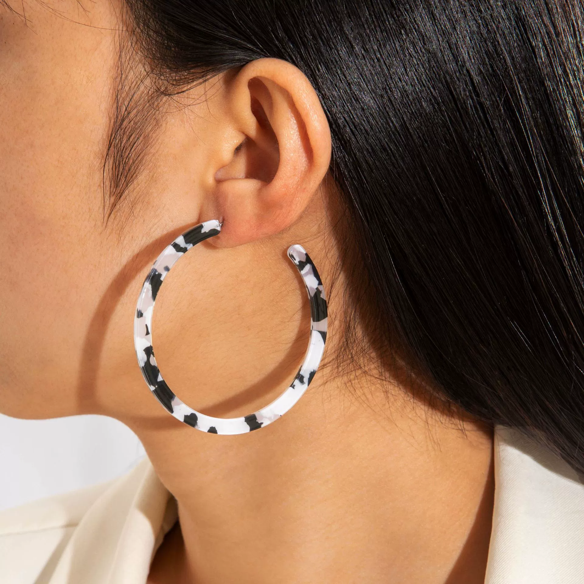Jewelry Alloy Round Short Earrings With Black And White Color And Electroplating Treatment - Image 12