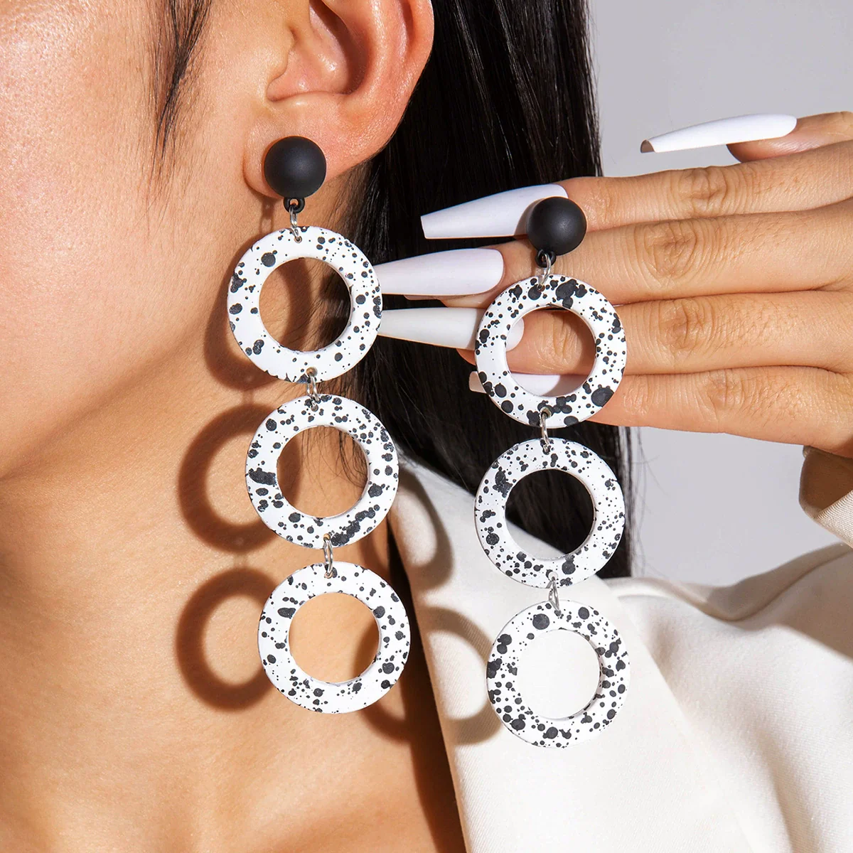 Jewelry Alloy Round Short Earrings With Black And White Color And Electroplating Treatment - Image 13
