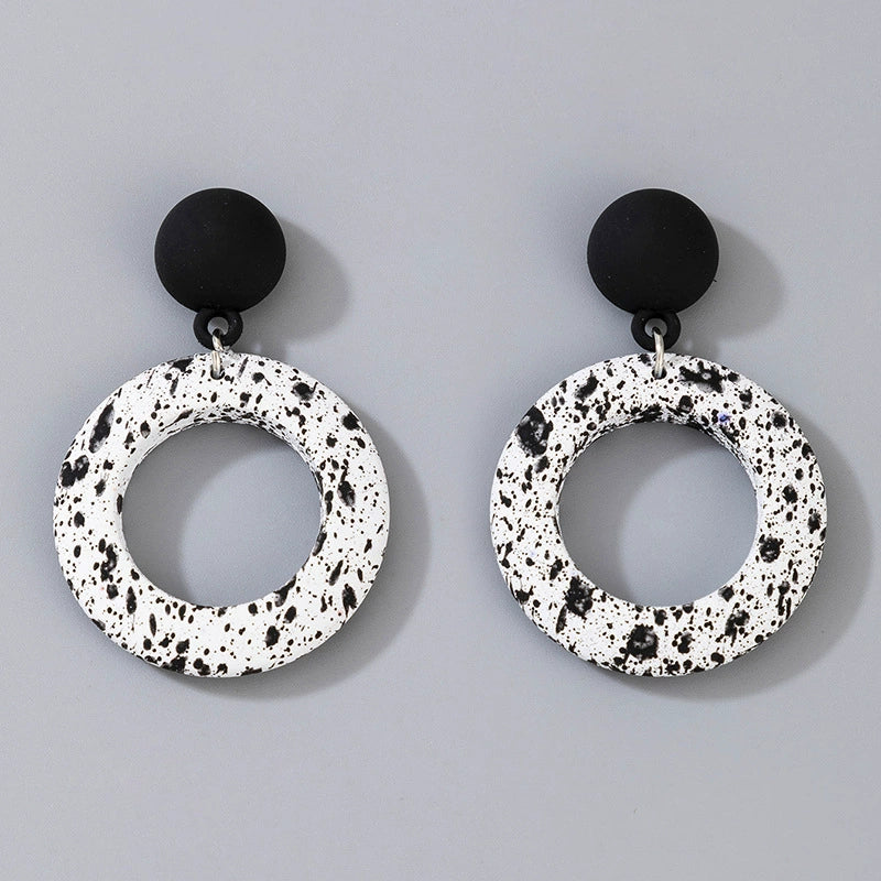 Jewelry Alloy Round Short Earrings With Black And White Color And Electroplating Treatment - Image 2