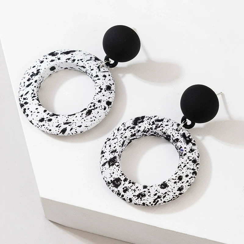 Jewelry Alloy Round Short Earrings With Black And White Color And Electroplating Treatment - Image 3
