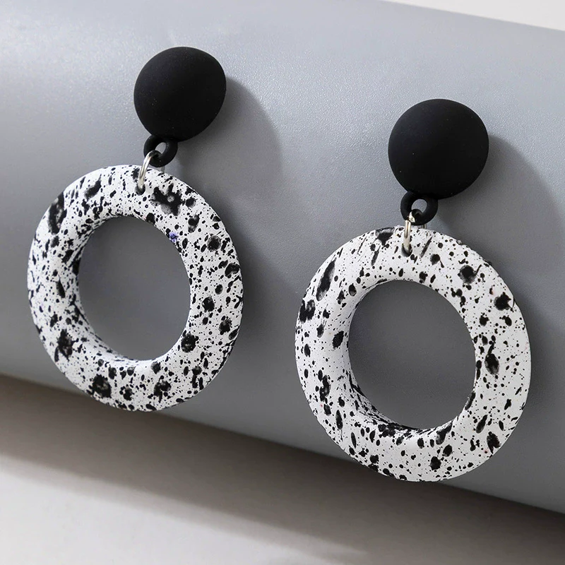 Jewelry Alloy Round Short Earrings With Black And White Color And Electroplating Treatment - Image 4