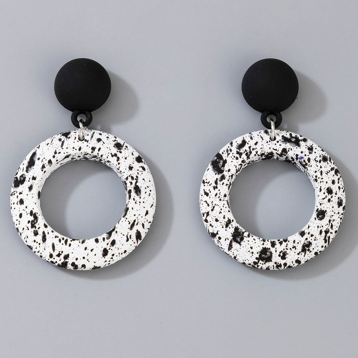 Jewelry Alloy Round Short Earrings With Black And White Color And Electroplating Treatment - Image 5