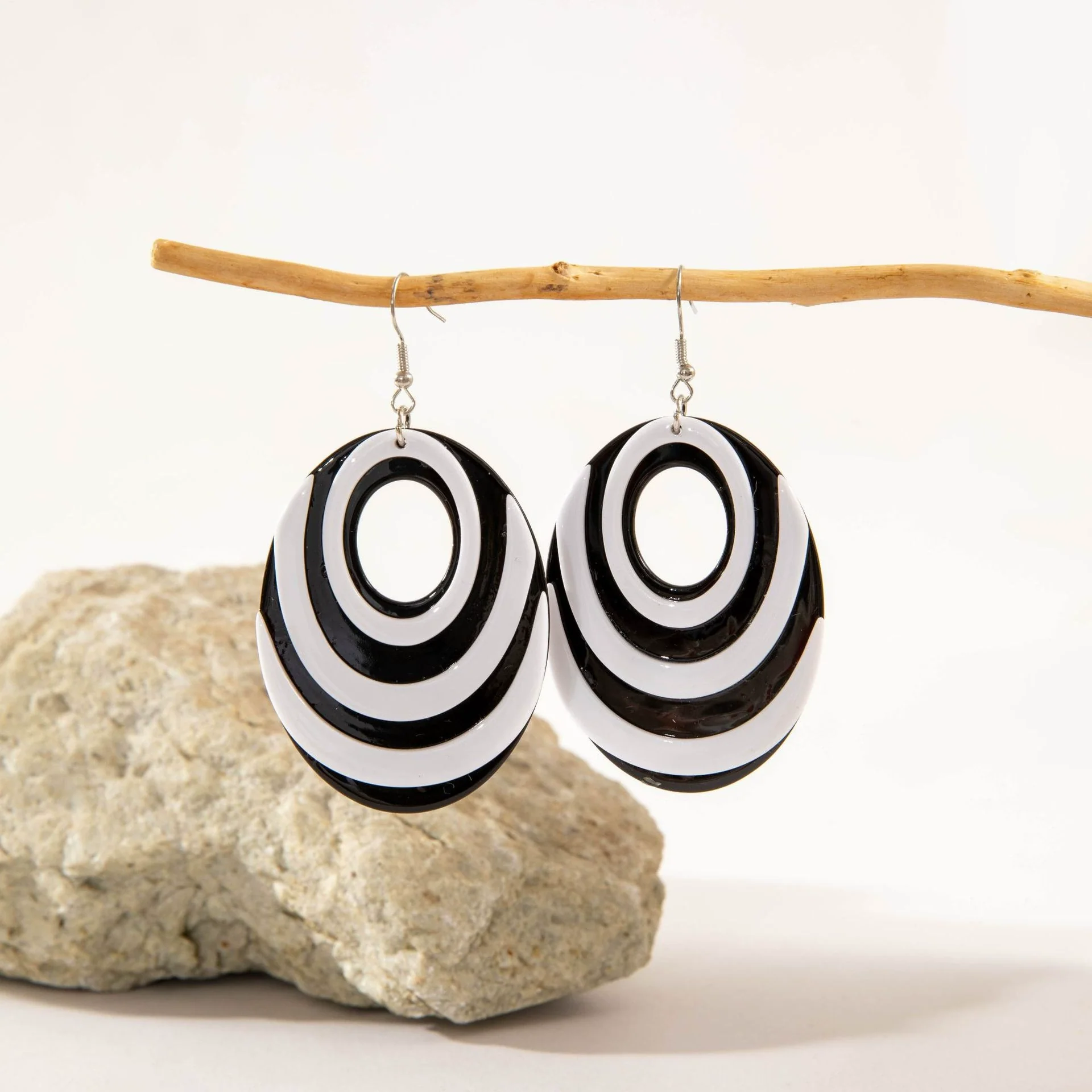 Jewelry Alloy Round Short Earrings With Black And White Color And Electroplating Treatment - Image 7