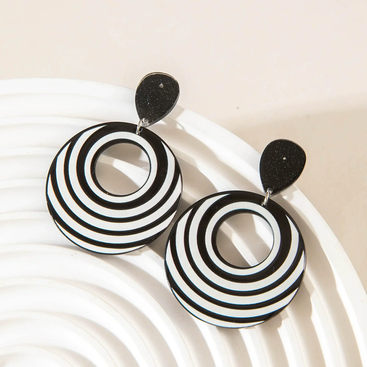 Jewelry Alloy Round Short Earrings With Black And White Color And Electroplating Treatment - Image 9