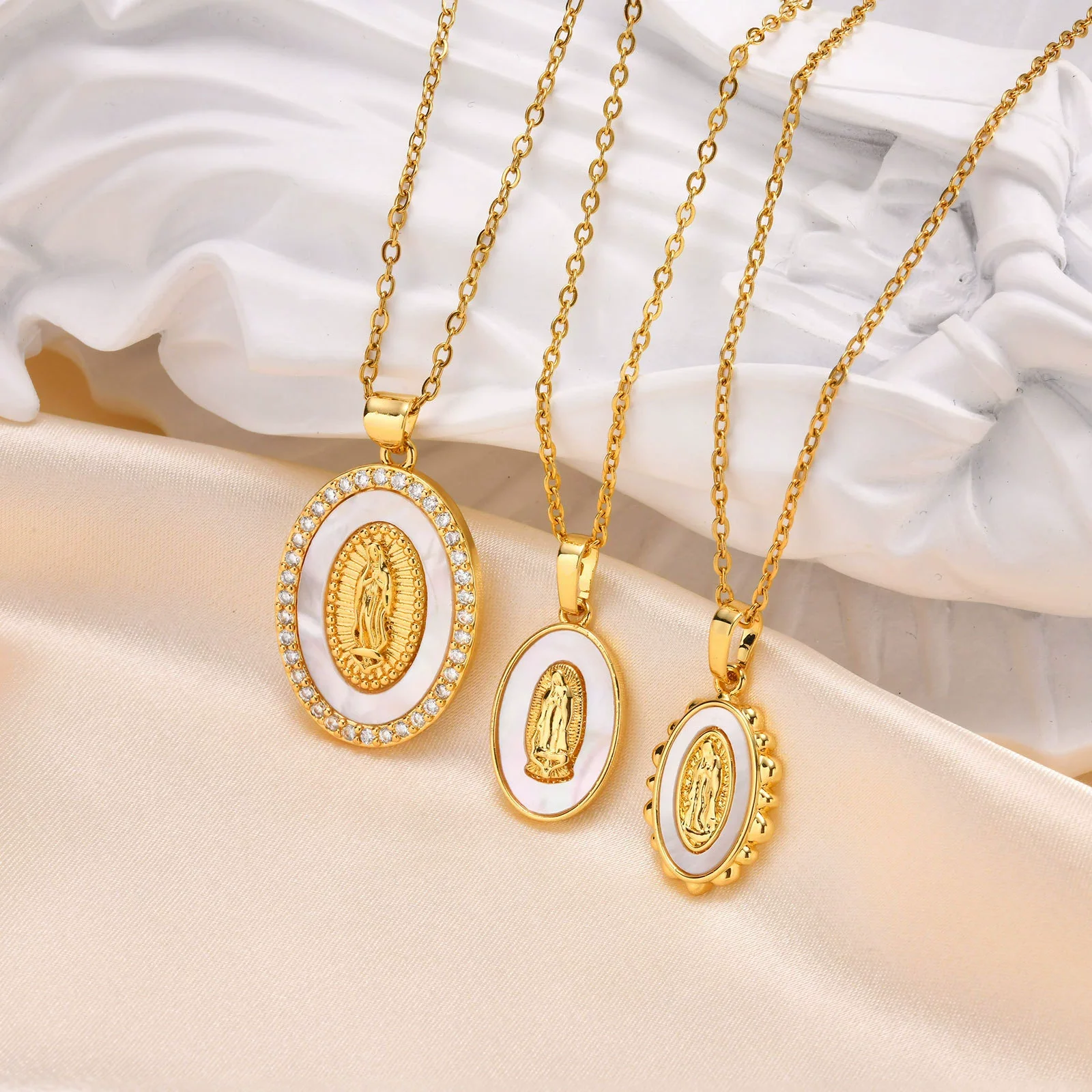 Jewelry Copper Oval Geometric Pendant Gold Plated Necklace For Ladies