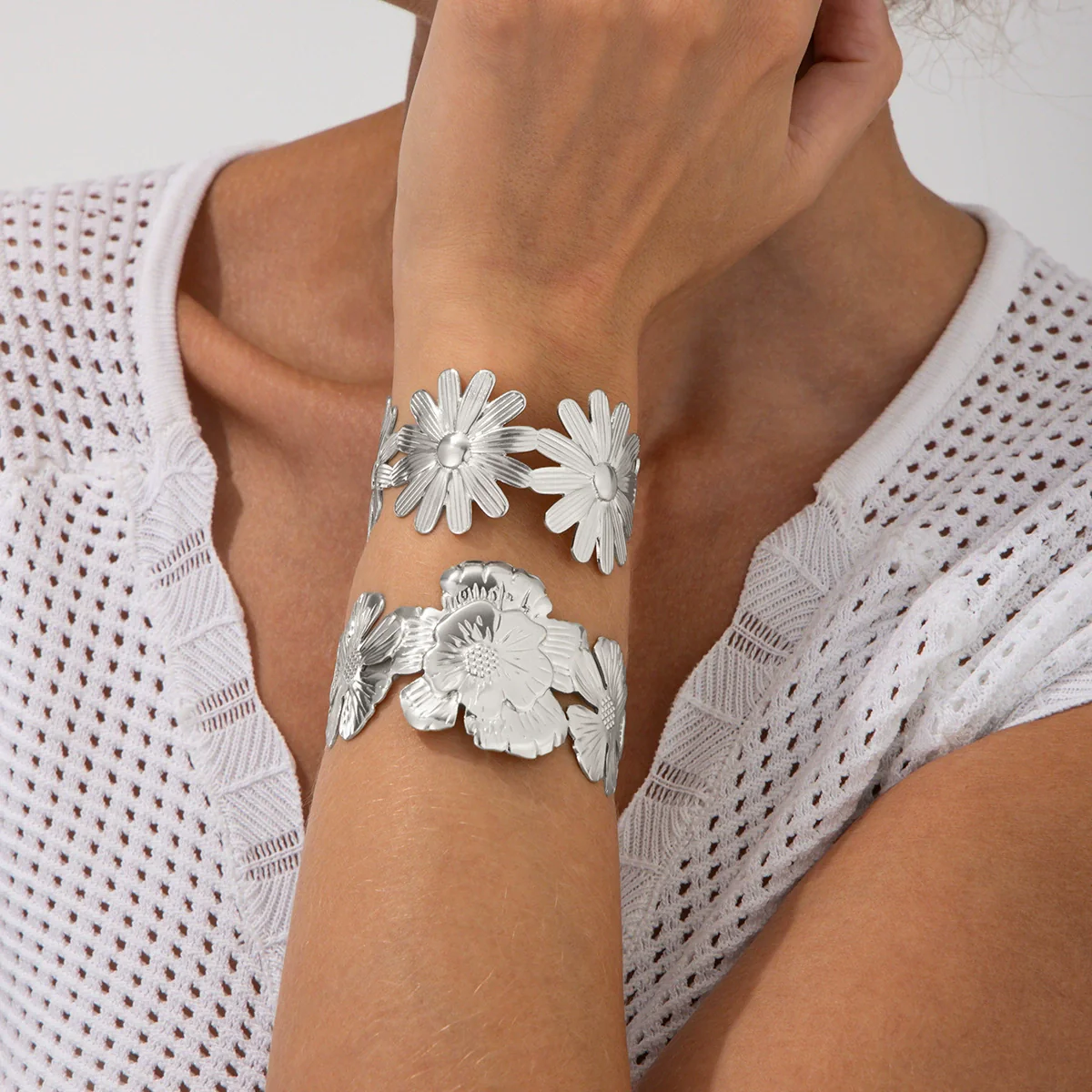 Jewelry Metal Flower Opening Bracelet Iron Electroplating Light Luxury Style - Image 2