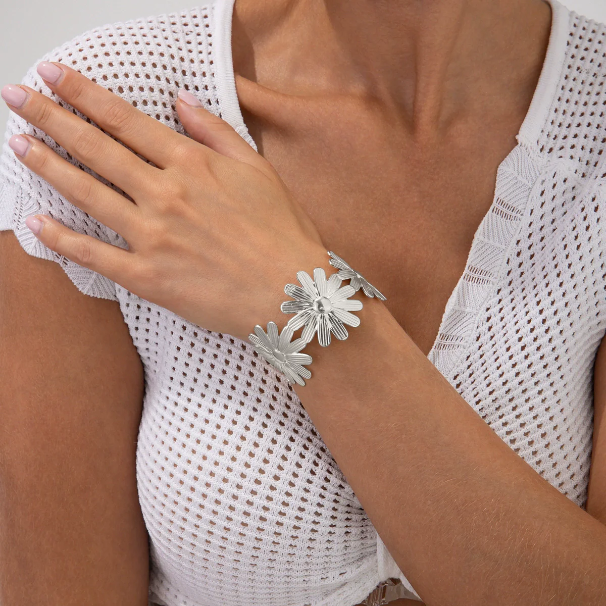 Jewelry Metal Flower Opening Bracelet Iron Electroplating Light Luxury Style - Image 9