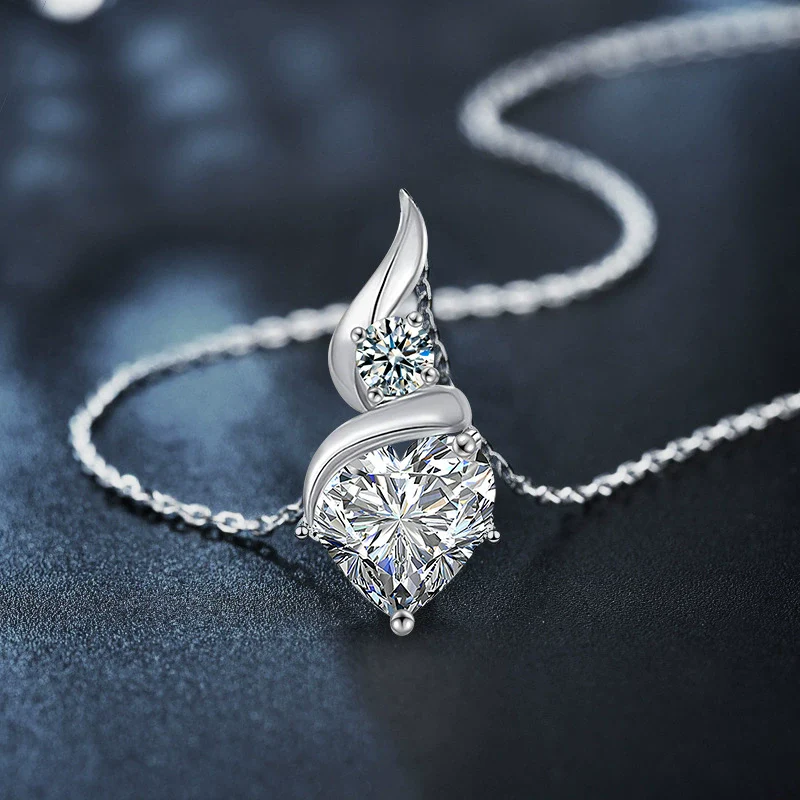 Jewelry S925 Sterling Silver Heartshaped Moissanite Pendant Necklace