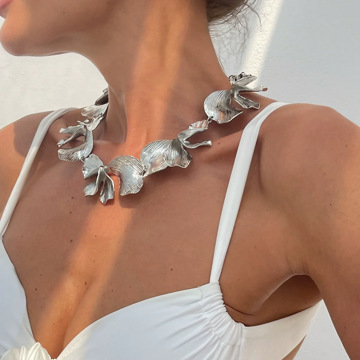 Jewelry Zinc Alloy Flower Irregular Pleated Petal Electroplating Necklace - Image 3