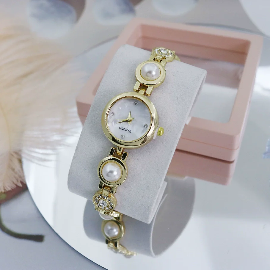 Ladies Alloy Bracelet Quartz Watch With Round Dial Fashion Style