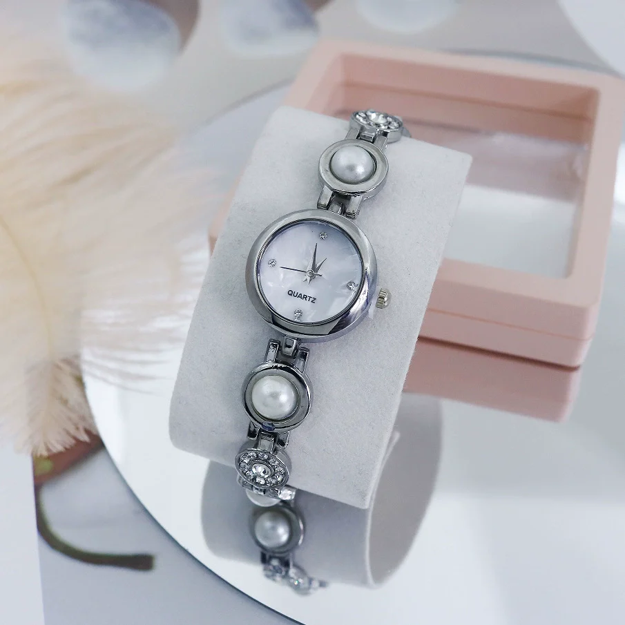 Ladies Alloy Bracelet Quartz Watch With Round Dial Fashion Style - Image 3