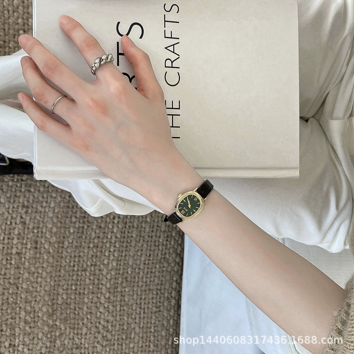 Ladies Alloy Case Oval Retro Leisure Watch - Image 6