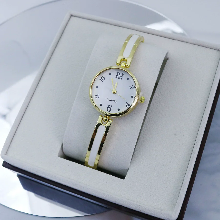 Ladies Alloy Quartz Bracelet Watch With Round Dial Fashion Style