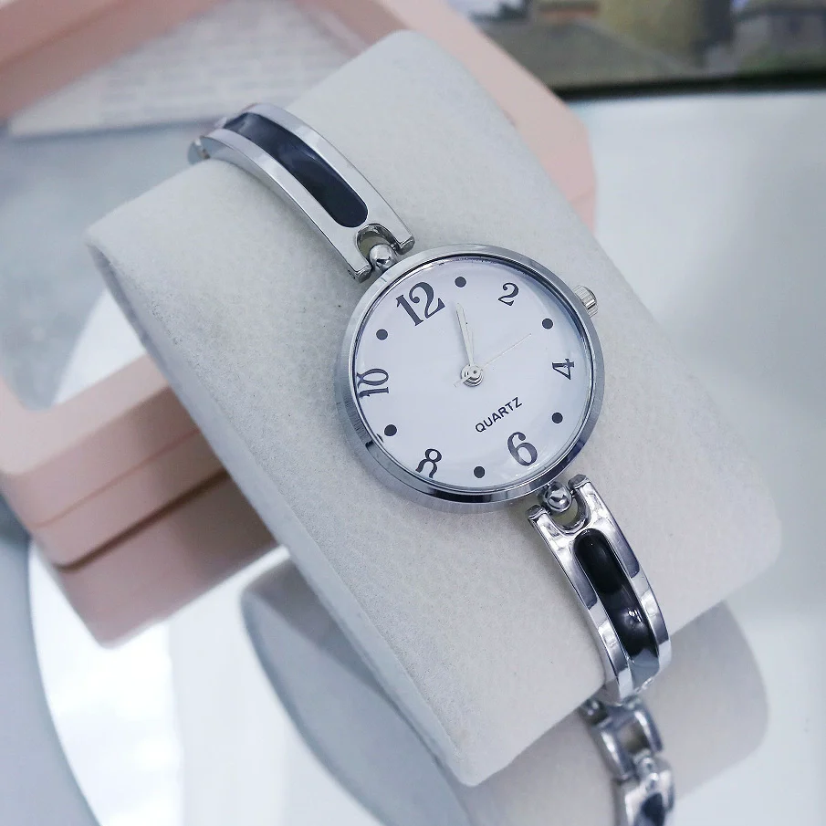 Ladies Alloy Quartz Bracelet Watch With Round Dial Fashion Style - Image 3