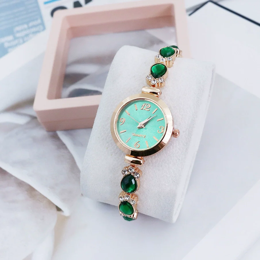 Ladies Alloy Round Dial Fashion Cat's Claw Diamond Bracelet Watch - Image 7