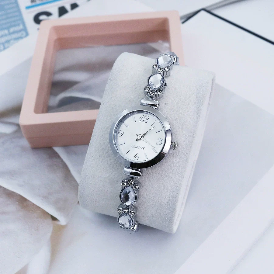 Ladies Alloy Round Dial Fashion Cat's Claw Diamond Bracelet Watch - Image 9