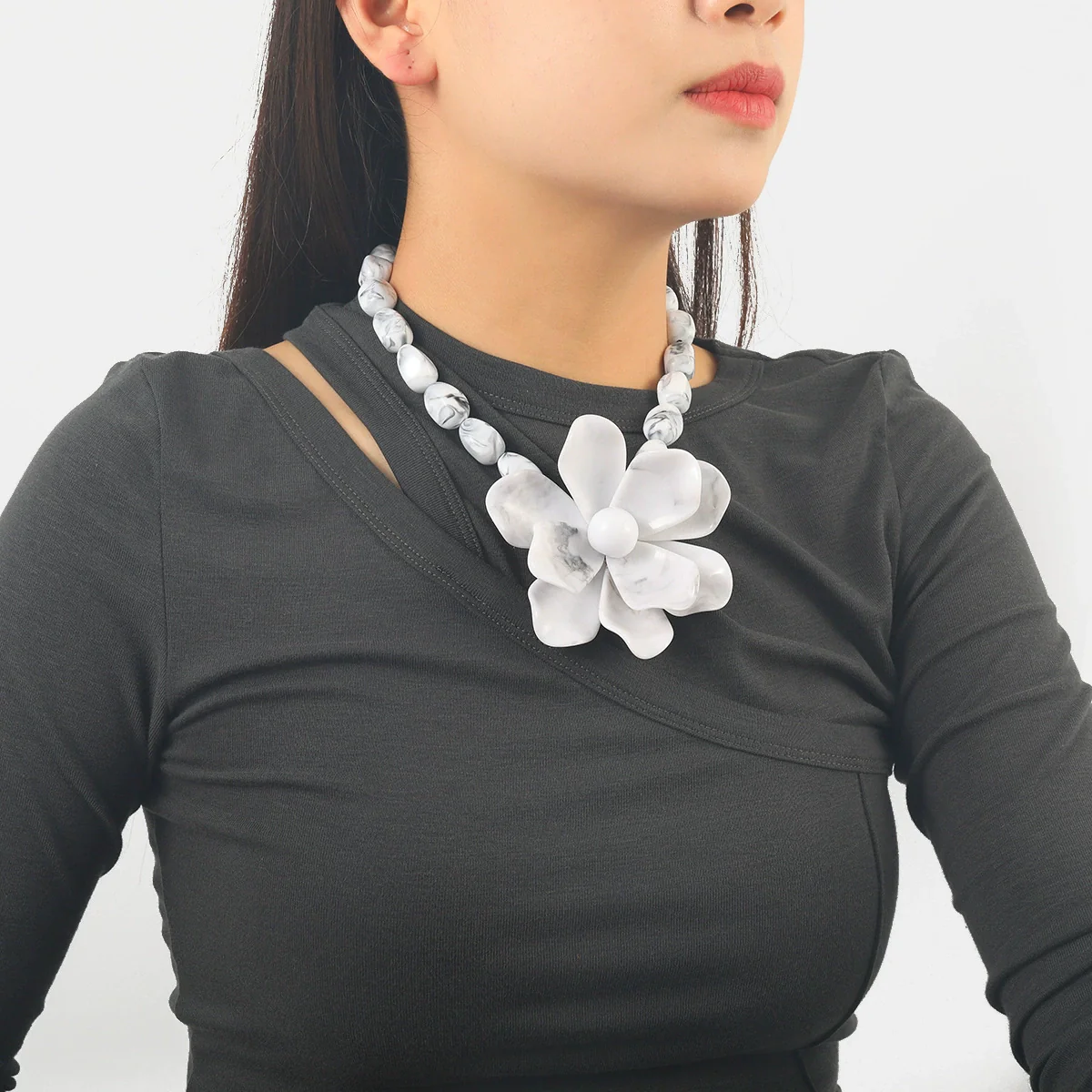 Ladies Bead Chain Necklace With Exaggerated Big Flower Pendant Acrylic Material Geometric Pattern Polishing Treatment