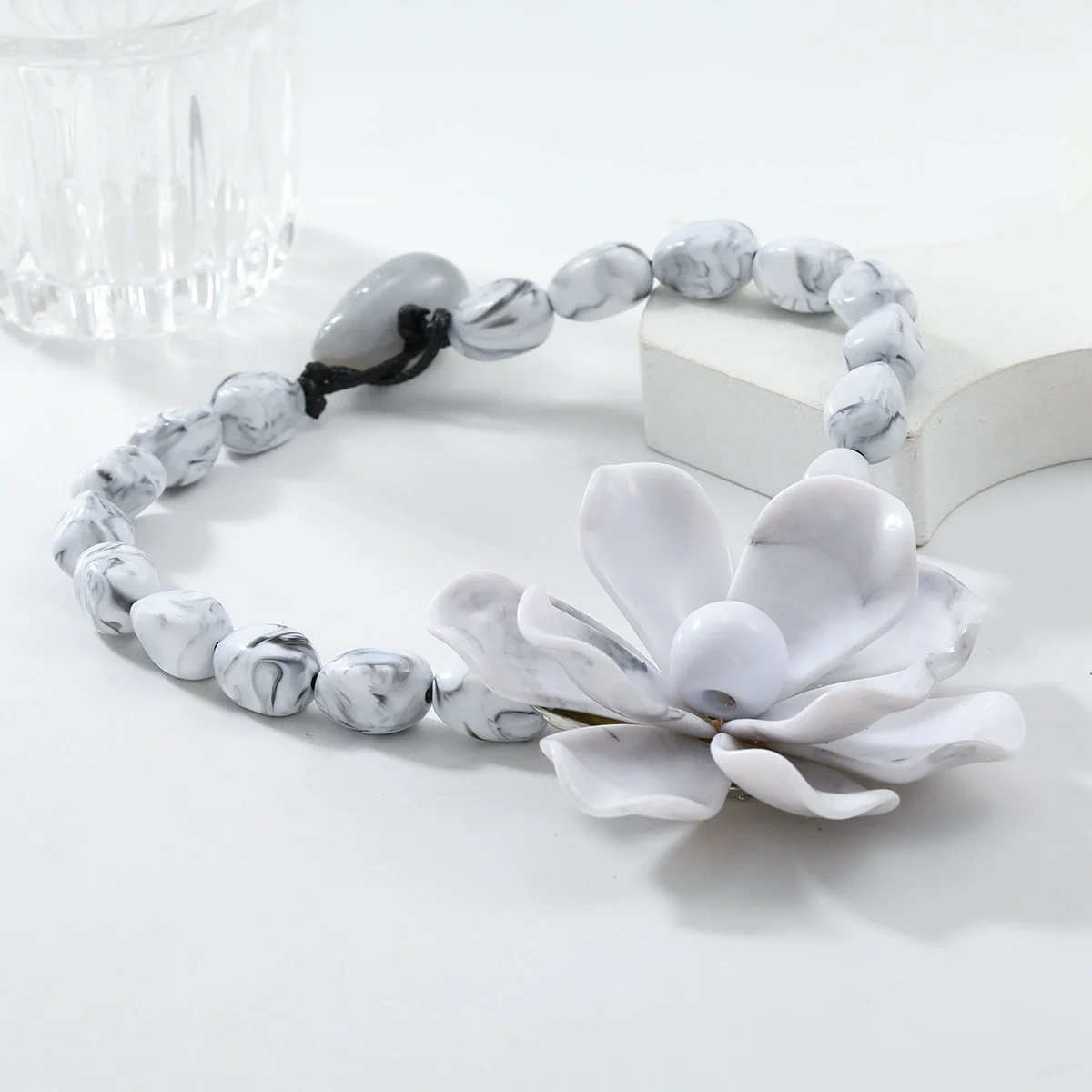 Ladies Bead Chain Necklace With Exaggerated Big Flower Pendant Acrylic Material Geometric Pattern Polishing Treatment - Image 3