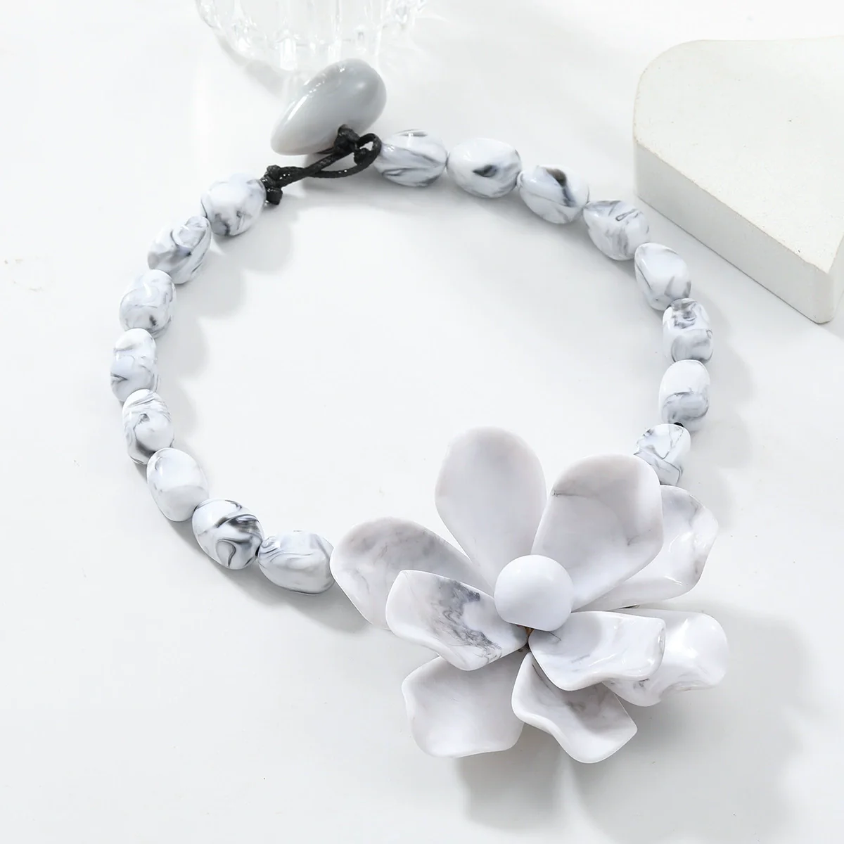 Ladies Bead Chain Necklace With Exaggerated Big Flower Pendant Acrylic Material Geometric Pattern Polishing Treatment - Image 4