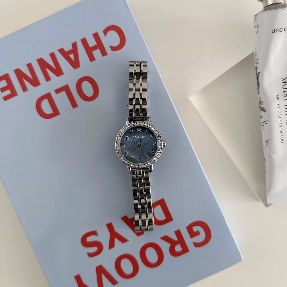 Ladies Casual Metal Quartz Watch With Round Dial And Steel Band