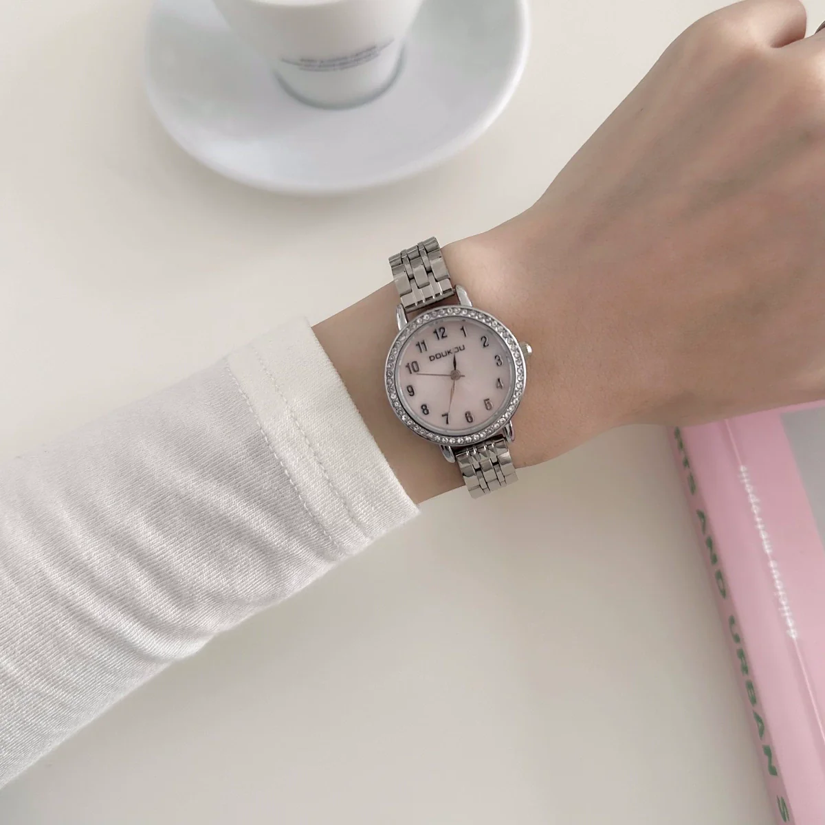 Ladies Casual Metal Quartz Watch With Round Dial And Steel Band - Image 4