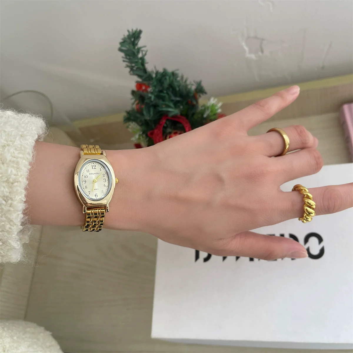 Ladies Casual Retro Quartz Watch Alloy Case Imitation Leather Strap Rose Gold Buckle Round Dial Printed Logo