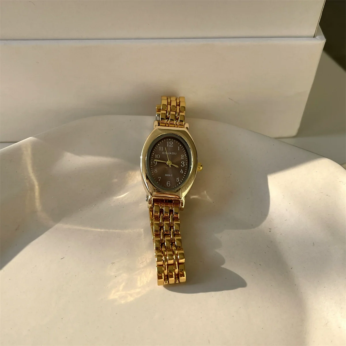 Ladies Casual Retro Quartz Watch Alloy Case Imitation Leather Strap Rose Gold Buckle Round Dial Printed Logo - Image 4