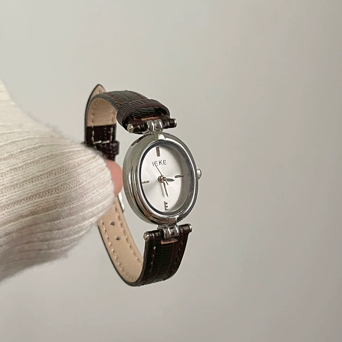 Ladies Luxury Retro Fashion Oval Dial Leather Band Metal Case Watch - Image 4