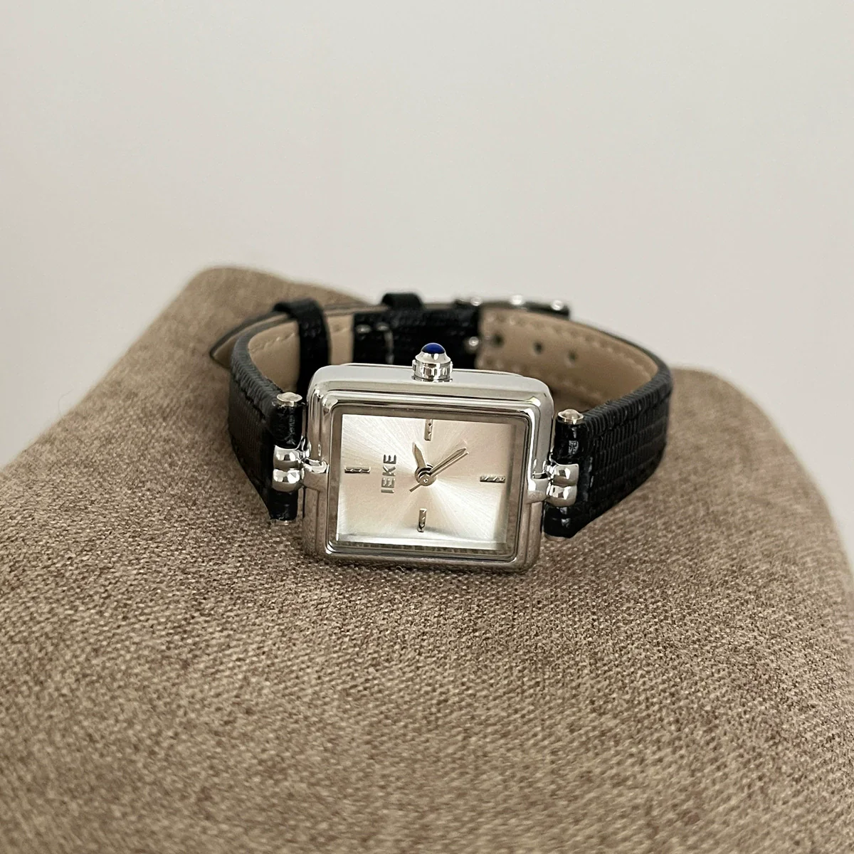 Ladies Luxury Retro Fashion Oval Dial Leather Band Metal Case Watch - Image 9